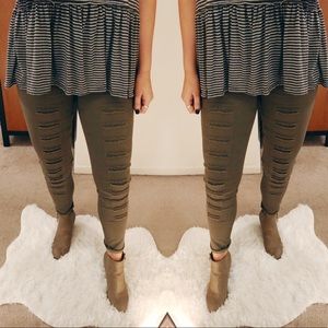 •Olive Distressed Jeggings•
